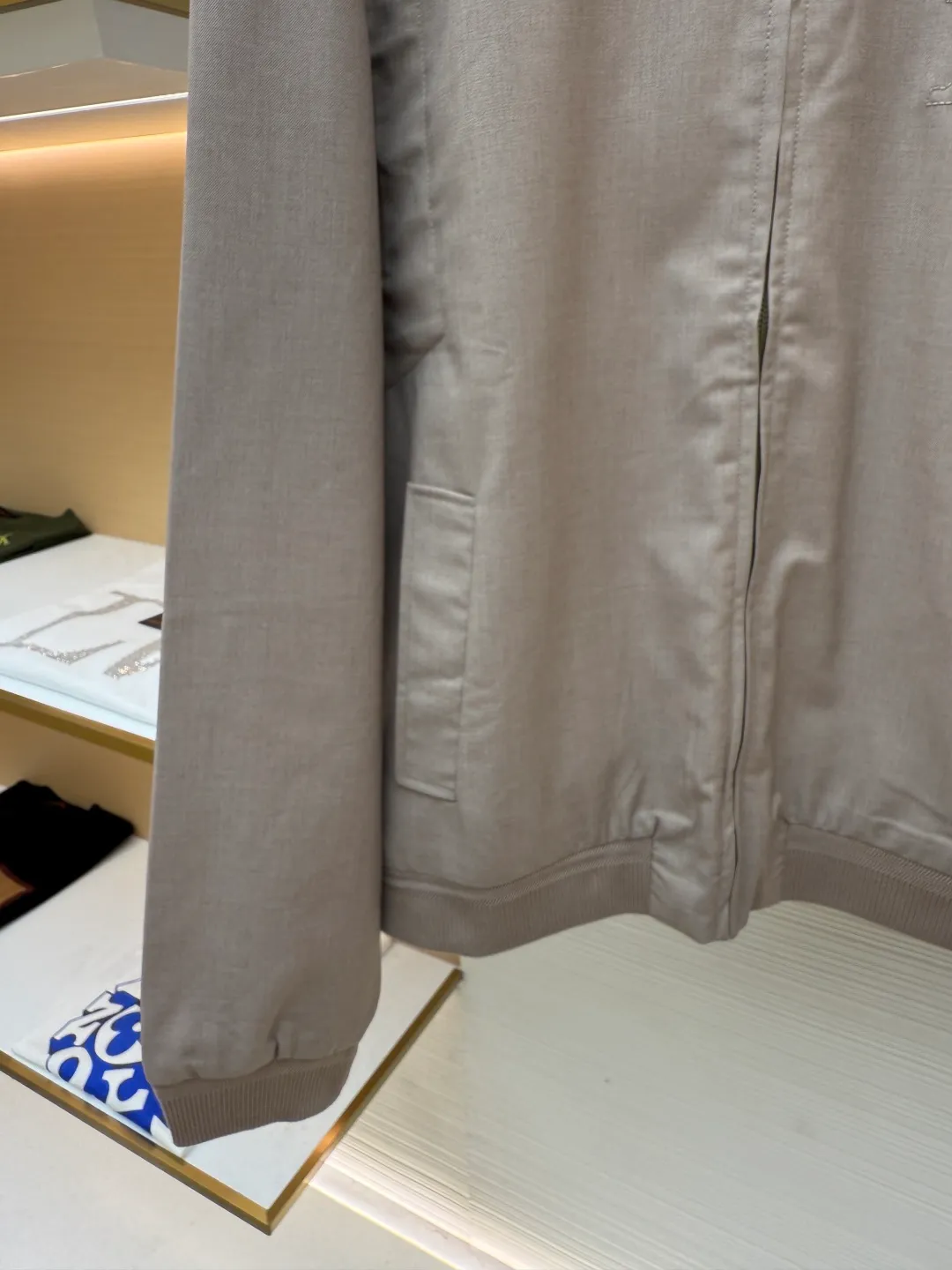 LOUIS VUITTON wool short profile stand-collar jacket ●Authentic product: Purchased and developed for 23900 ●Item number: 1680660-B90 ●Fabric: wool blended fabric ●Technology: Positioning cutting machine ●Version: fitted version ●Weight: about 970 grams ●Size: 50-52-54-56 ●Description: The sample is patterned in the same 50 yards. There is no change in the length of the garment. Custom-woven wool light-mixed twill fabric with composite treatment. Small vat custom-dyed with no color difference. Matching custom-made horizontal knitted wool rib. The opposite-sex pattern style is the same as the original. The knitted gusset on the shoulders is spliced, and the details are perfectly restored. The overall wiring is straight and delicate, the fabric is comfortable and soft, and the color is consistent without color difference. It can be matched with the same style to create a fashionable look and control various occasions. Customized accessories, complete with three standards, same style for men and women!